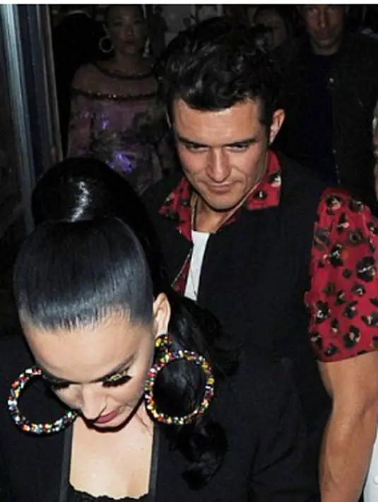 Seperti yang dikutip oleh Aceshowbiz (19/05/16), Katy Perry dan Orlando Bloom pergi makan malam bersama. Keduanya nampak bergandengan dan umbar senyum ke awak media yang berhasil mengabadikan mereka lewat foto. (aceshowbiz/Bintang.com)