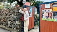 Drama "Welcome to Samdal-ri" mengambil latar cerita di sebuah desa fiktif bernama Samdal-ri di Pulau Jeju. Berbeda dari kebanyakan K-Drama yang sering berlokasi di perkotaan, drama ini menawarkan suasana desa yang asri dan menyentuh. Para penonton dibuat larut dengan kehangatan cerita yang dihadirkan. (Liputan6.com/IG/@nabilaishma)