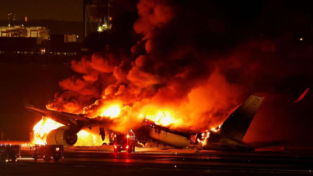 Pesawat Airbus A350 milik maskapai Japan Airlines terbakar hebat di Bandara Haneda, Tokyo, Jepang, pada Selasa (2/1/2024). Kebakaran dahsyat itu terjadi setelah pesawat Japan Airlines mengalami tabrakan dengan sebuah pesawat Penjaga Pantai Jepang atau The