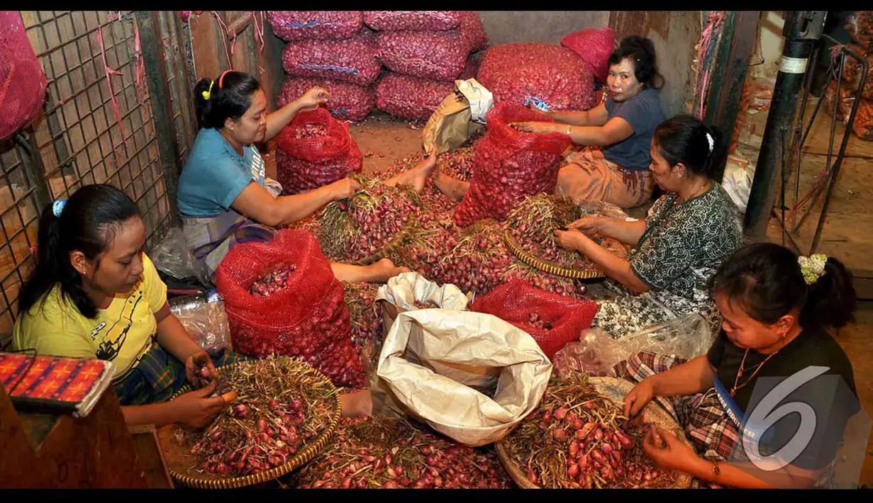 Harga bawang merah anjlok menjadi Rp. 8.000 per kilogram dari harga sebelumnya yang mencapai RP. 15.000 per kilogram anjlok , Jakarta, Rabu (13/8/2014) (Liputan6.com/Miftahul Hayat)