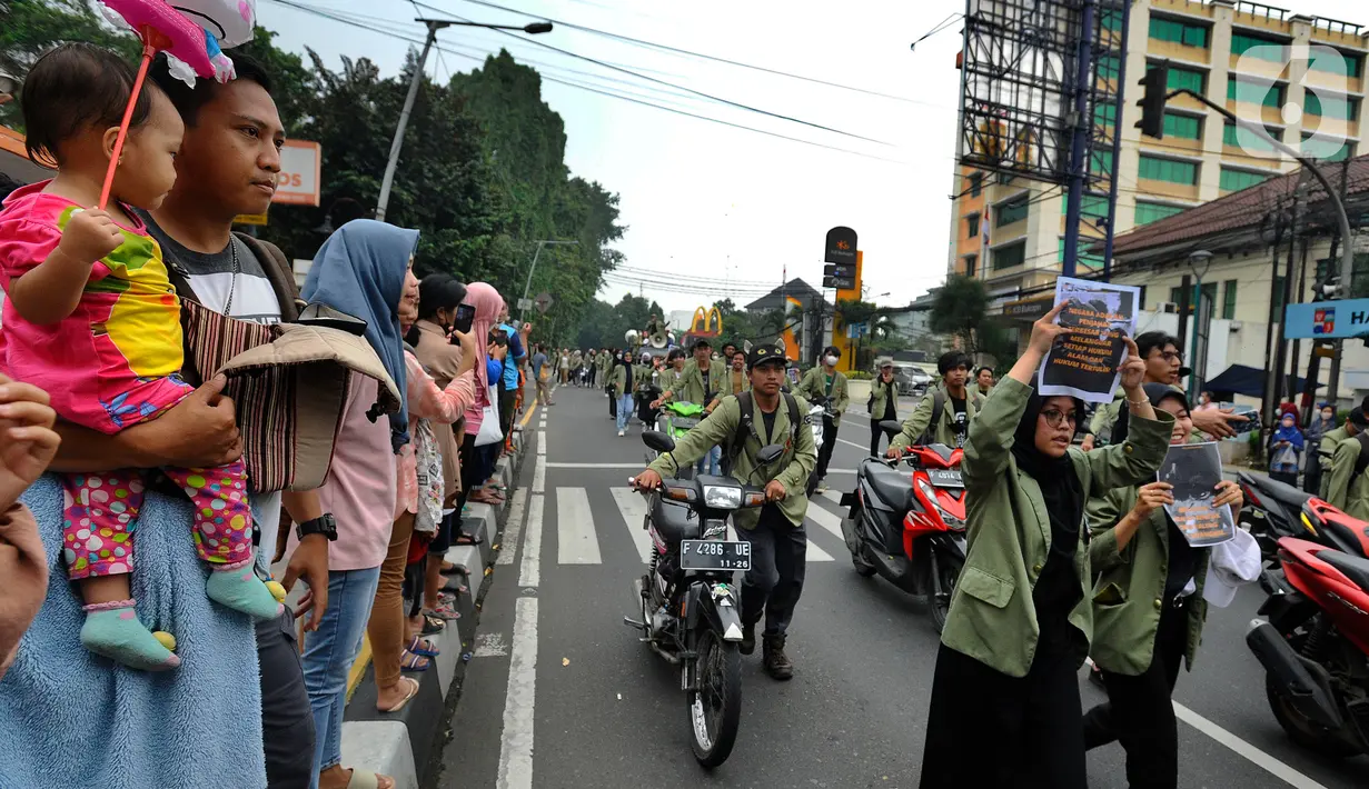Masyarakat sekitar yang sedang melihat aksi demo Mahasiswa Universitas Djuanda. Aksi demo tolak kenaikan harga bahan bakar minyak (BBM) dengan mendorong motornya sekitar 3 km dari Tugu Kujang hingga pintu 3 Istana Bogor, Kota Bogor, Jawa Barat, Rabu (7/9/20222). (Merdeka.com/Arie Basuki)