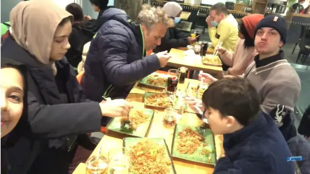 7 Potret Ayu Azhari dan Keluarga Cari Makanan Halal saat Tahun Baru di Finlandia
