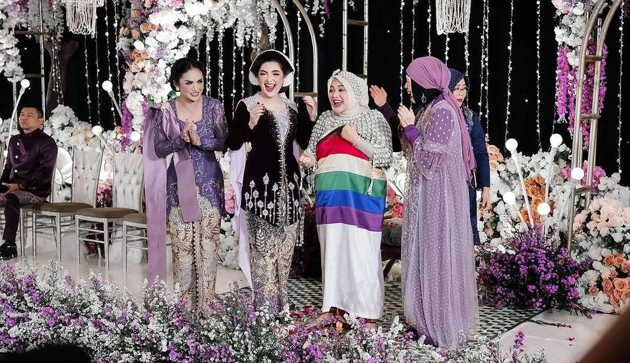 <p>Aurel Hermansyah yang tengah hamil anak kedua, baru saja mengadakan acara Mitoni atau 7 bulanan. Untuk acara ini, Aurel Hermansyah dan Atta Halilintar kompak memilih warna ungu untuk dekorasi sampai seragam keluarganya. [Foto: Instagram/attahalilintar]</p>