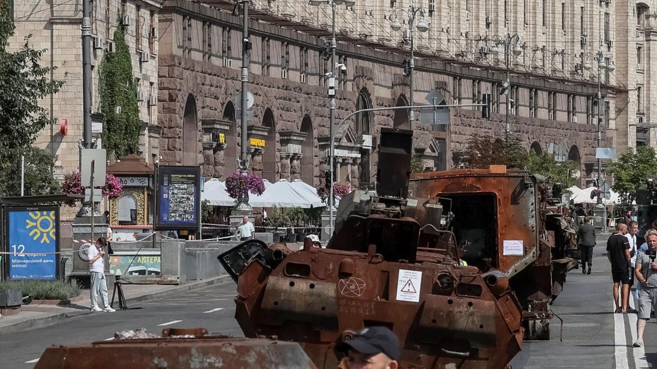 Sebelumnya pada tahun 2022 lalu, Ukraina juga mengadakan pameran peralatan militer Rusia yang hancur di Khreshchatyk.