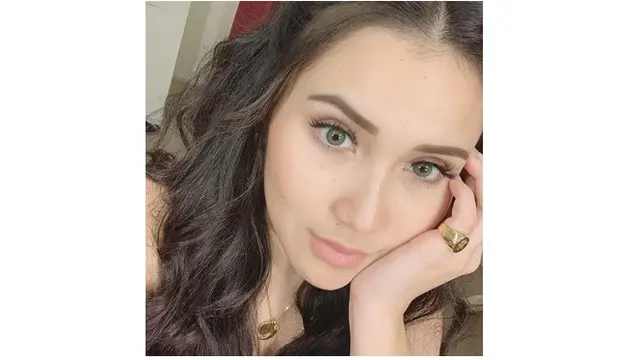 Bikin Pangling, Ini 6 Gaya Ayu Ting Ting yang Disebut Mirip Cinta Laura