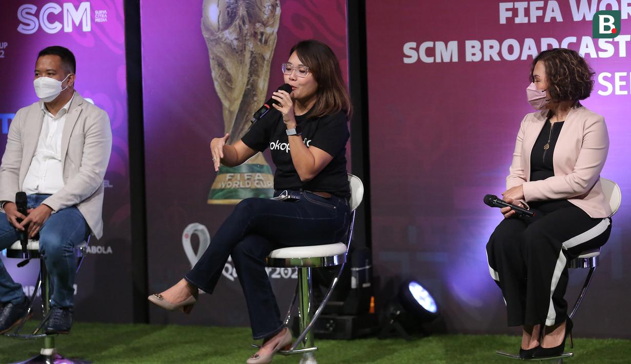(kiri-kanan) Marketing Director Le Minerale Febri Satria Hutama, VP Marketing Tokopedia Hilda Kitti dan Direktur SCM Harsiwi Achmad saat menghadiri acara konferensi pers terkait SCM Broadcast Sponsors Announcement Piala Dunia 2022 di Jakarta, Senin (18/7/2022). (Bola.com/Abdul Aziz)