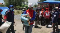 Tim relawan Palang Merah Indonesia (PMI) mendistribusikan bantuan logistik untuk korban gempa dan tsunami Palu. (Palang Merah Indonesia)