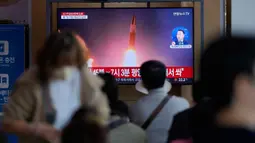Layar TV menampilkan program berita yang melaporkan peluncuran rudal Korea Utara di Stasiun Kereta Seoul, Seoul, Korea Selatan, Sabtu (1/10/2022). Pejabat Korea Selatan dan Jepang menyatakan Korea Utara menembakkan dua rudal balistik jarak pendek menuju perairan timurnya, menjadikannya peluncuran senjata putaran keempat minggu ini yang dipandang sebagai tanggapan terhadap latihan militer di antara para pesaingnya. (AP Photo/Lee Jin-man)