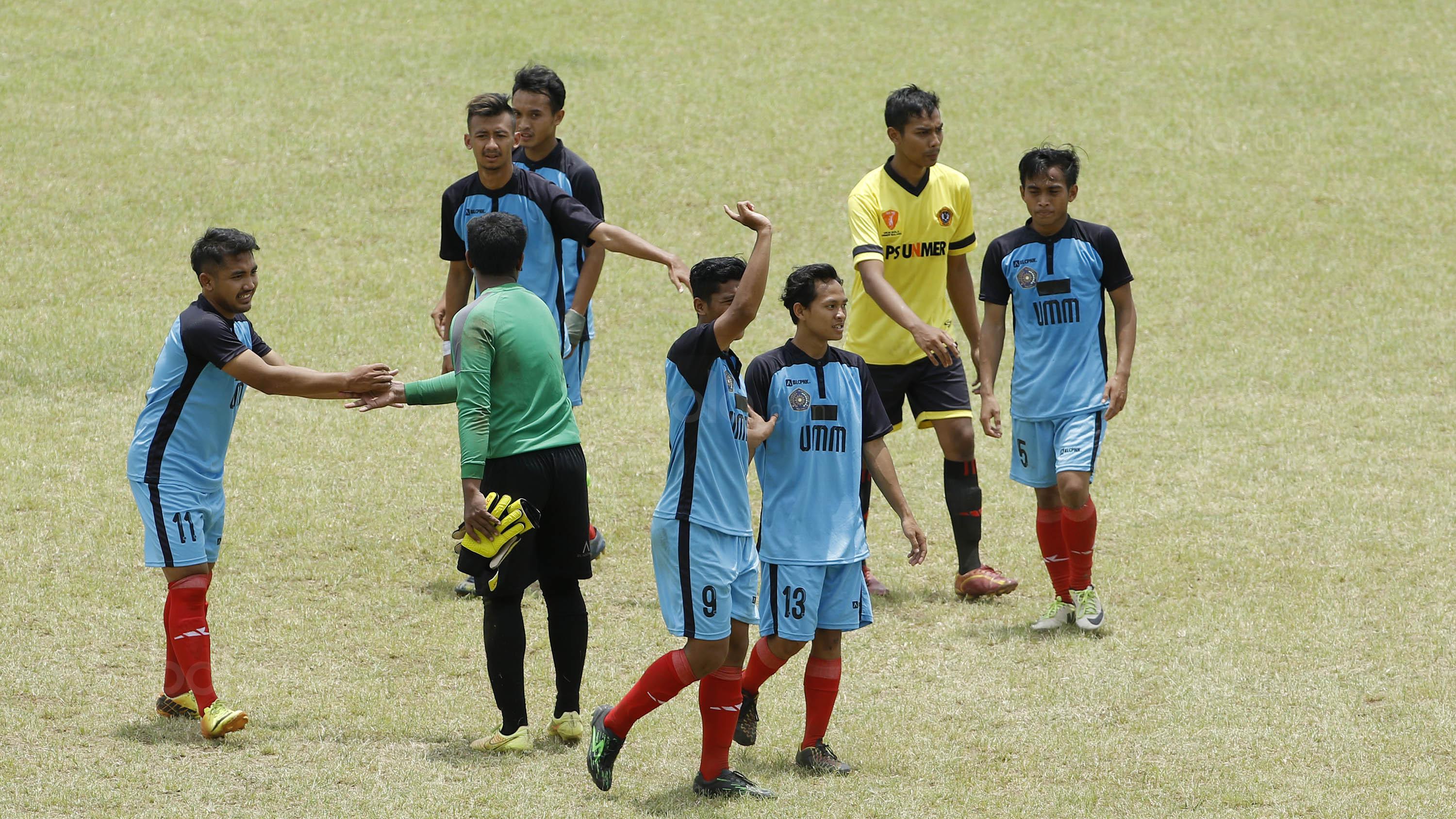 Pemain Universitas Muhammadiyah Malang (UMM) mengalahkan Unmer pada laga semifinal Torabika Campus Cup 2017 di Stadion UM, Malang, Kamis, (02/11/2017). UMM menang 1-0 atas Unmer. (Bola.com/M Iqbal Ichsan)