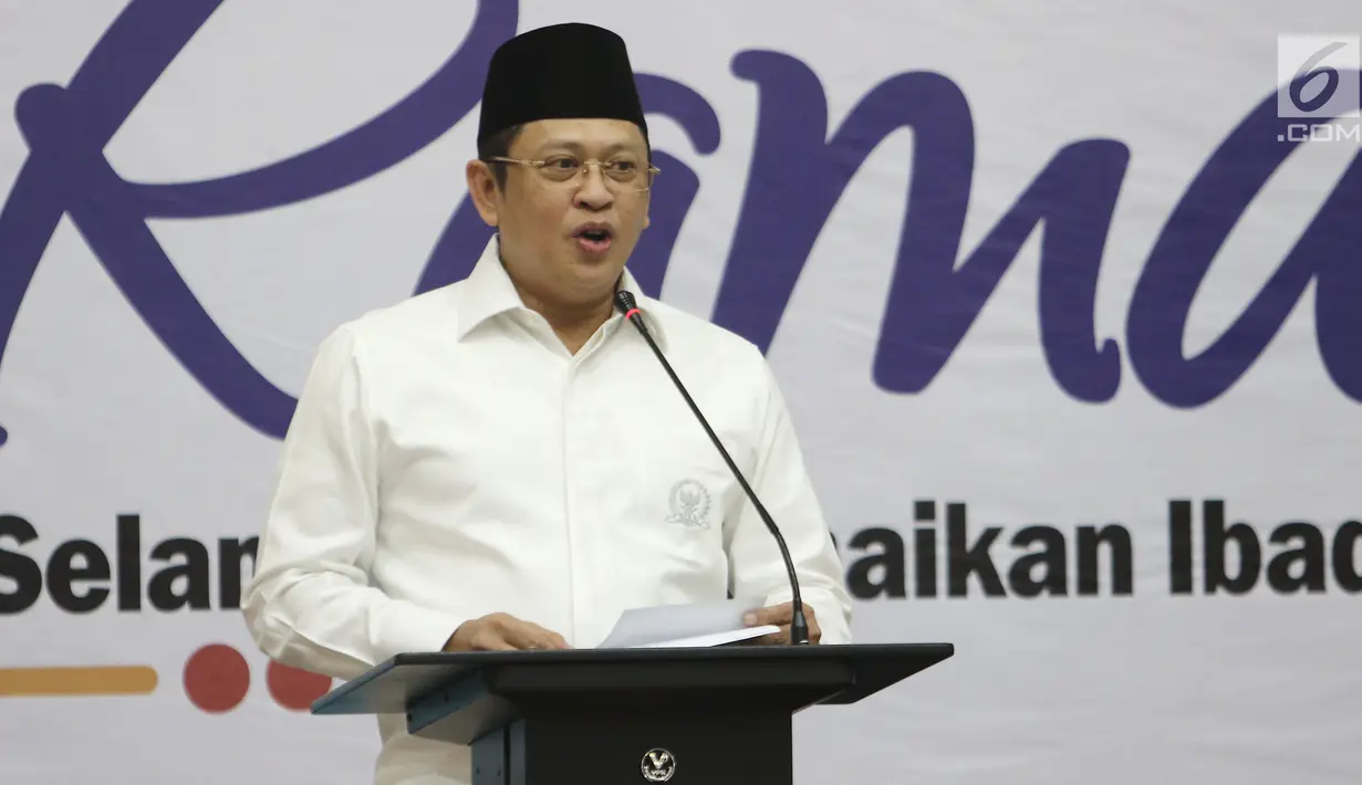 Ketua DPR RI Bambang Soesatyo memberi sambutan saat peluncuran buku "14 Tahun Perjalanan KPK" di Gedung KPK, Jakarta (23/5). Buku tersebut merangkum foto perjalanan pemberatasan korupsi di Indonesia. (Liputan6.com/Herman Zakharia)