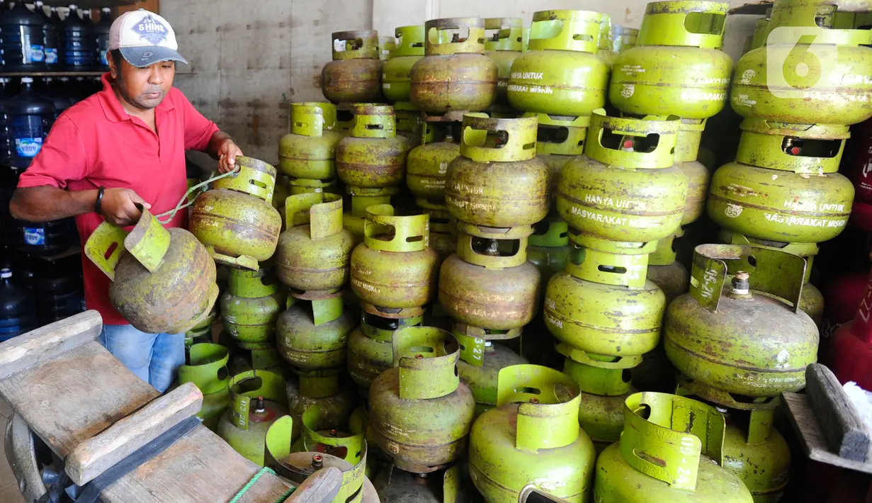 Pekerja menyusun Gas 3 kilo di Pangkalan Elpiji 3 kilo di Jalan Munawarman, Ciputat, Tangerang Selatan, Banten, Senin (16/1/2023). Sejumlah pekerja pangkalan elpiji belum mengetahui uji coba pembelian elpiji subsidi menggunakan KTP. Sejauh ini, Kementerian ESDM bersama Pertamina masih melakukan uji coba pembelian elpiji 3 kg dengan menunjukkan KTP di lima kecamatan, yakni Cipondoh di Kota Tangerang, Ciputat di Tangerang Selatan, Ngaliyan di Semarang, Batu Ampar di Batam, dan Kecamatan Mataram di Mataram. (merdeka.com/Arie Basuki)