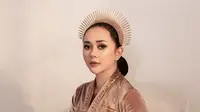 Penampilan Aura Kasih ketika Hari Kartini kian memesona. Smokey eyes menyempurnakan headpiece yang ia kenakan. (Instagram/aurakasih).