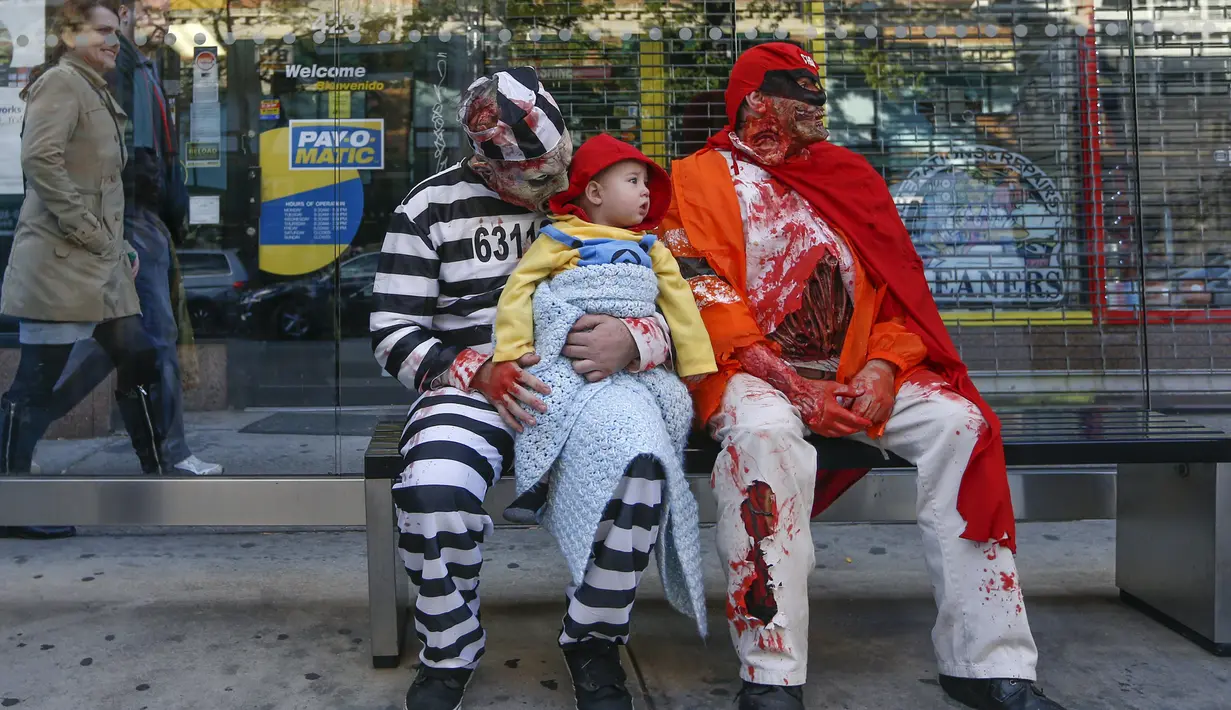 Seorang bayi ikut serta dengan Ayahnya untuk menyambut perayaan halloween di Amerika, Minggu (18/10/2015). Anak kecil hingga dewasa setiap tahunnya selalu merayakan hari halloween. (REUTERS/Shannon Stapleton)