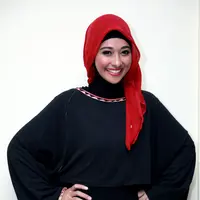 Meskipun Poppy Bunga memutuskan untuk berhijab namun ia terlihat lebih cantik.