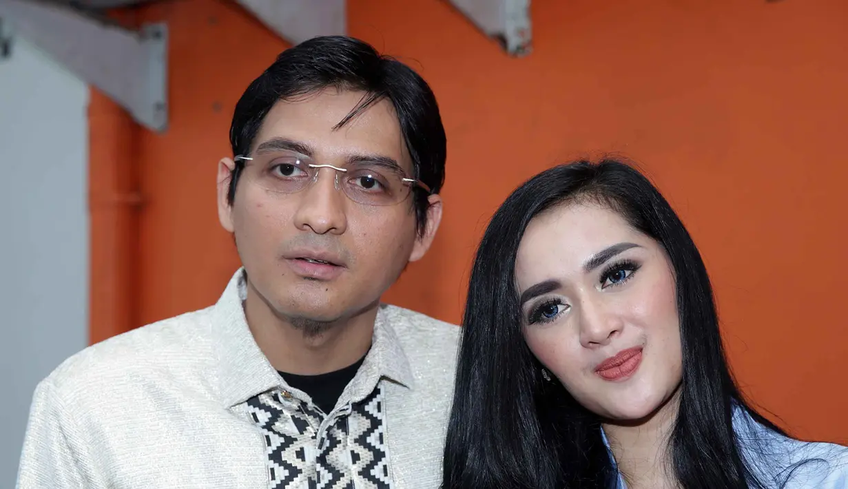 Akad nikah artis dan Anggota DPR, Lucky Hakim dan Tiara Dewi alias Syahrini KW, digelar di Masjid At-Tin, Taman Mini Indonesia Indah, Jakarta Timur, Kamis (19/1/2017). Tidak banyak tamu undangan yang menyaksikan pernikahannya. (Deki Prayoga/Bintang.com)