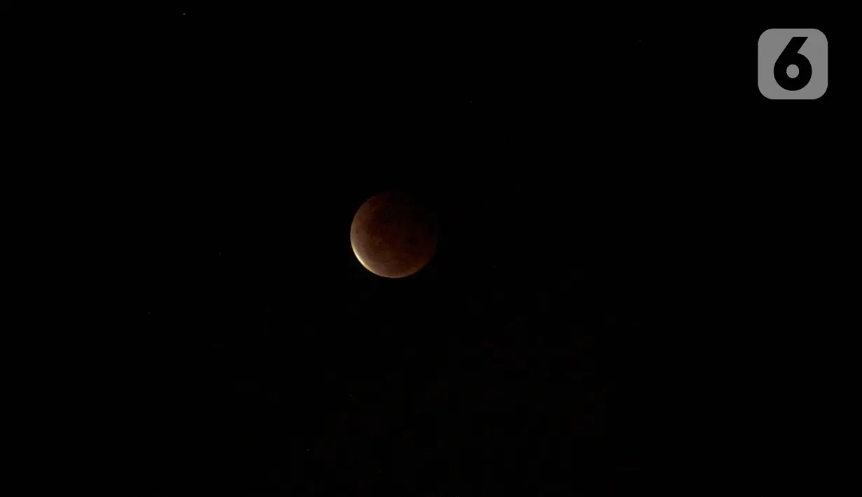 Fase gerhana bulan total terlihat di kawasan Petamburan, Jakarta, Rabu (26/5/2021). Gerhana bulan total tersebut terjadi selama sepuluh menit mulai dari pukul 18.09 WIB hingga 18.18 WIB. (Liputan6.com/Faizal Fanani)