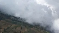 Pantauan udara situasi Gunung Sumbing pada Selasa (18/9/2018). (Liputan6.com/BPBD Temanggung/Muhamad Ridlo)