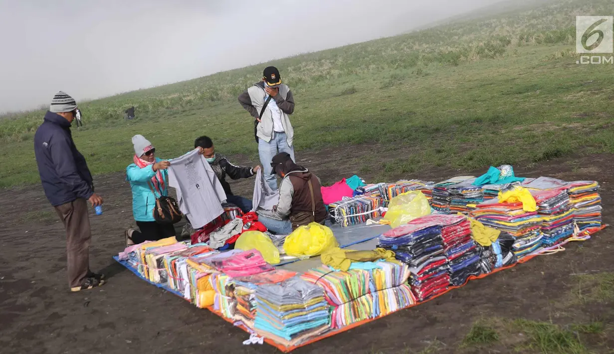 Sebagai kawasan wisata, warga setempat juga berjualan berbagai souvenir kepada pengunjung, salah satunya kaos bergambar yang bertemakan Taman Nasional Bromo Tengger Semeru. (Liputan6.com/Immanuel Antonius)