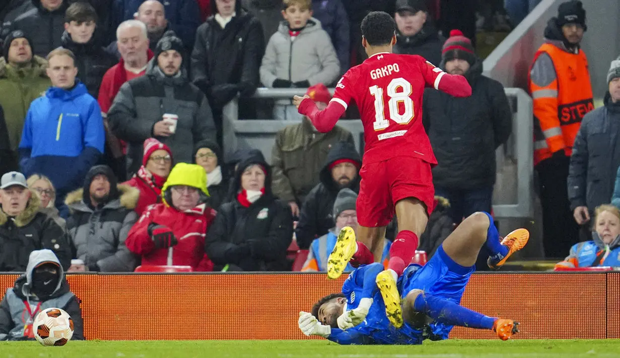Penyerang Liverpool, Cody Gakpo, terjatuh saat dilanggar kiper LASK, Tobias Lawal,  dalam duel matchday 5 Grup E Liga Europa 2023/2024 di Stadion Anfield, Jumat (1/12/2023). (AP Photo/Jon Super)