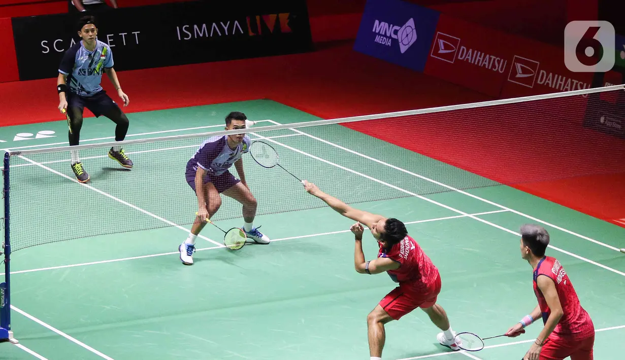 <p>Pebulu tangkis ganda putra Indonesia Fajar Alfian/Muhammad Rian Ardianto (kiri) saat bertanding melawan pemain pebulu tangkis ganda putra Indonesia Pramudya Kusumawardana/Yeremia Rambitan pada babak 32 besar turnamen Daihatsu Indonesia Masters 2023 di Istora Senayan, Jakarta, Selasa (24/1/2023). Fajar Alfian/Muhammad Rian Ardianto menang atas Pramudya Kusumawardana/Yeremia Rambitan dengan skor 18-21, 21-14, dan 21-10. (Liputan6.com/Herman Zakharia)</p>