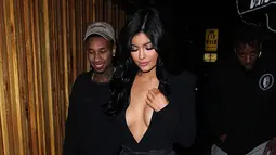 Kylie Jenner saat keluar untuk makan malam bersama rapper terkenal Tyga (kiri), California Kamis malam waktu setempat. Wanita 18 tahun ini akan menuju restoran favorit keluarga Kardashian. (Dailymail)
