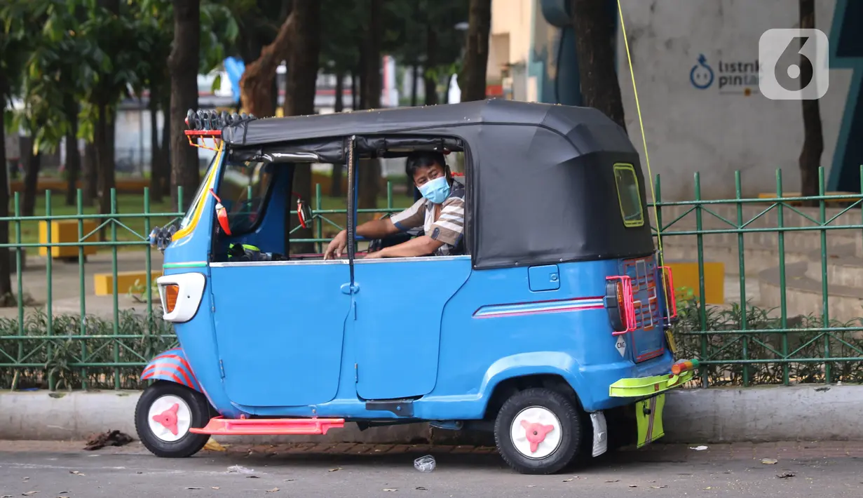 Pengemudi bajaj tengah menunggu penumpang di kawasan Taman Puring, Jakarta, Minggu (11/7/2021). Dampak dari PPKM darurat membuat penghasilan para pengemudi bajaj menurun drastis hingga 70 pesen. (Liputan6.com/Angga Yuniar)
