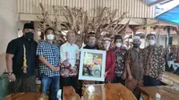 Buku berjudul "Mengawal Program Bantuan Pangan di Blora" menjadi salah satu maskawin pernikahan wartawan Blora. (Liputan6.com/Ahmad Adirin)