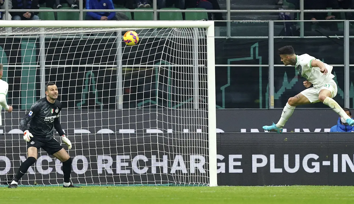 Sassuolo malahan menjauh dengan mencetak gol kedua pada menit ke-26. Gol dicetak Gianluca Scamacca lewat tandukan kepala meneruskan umpan yang dilepaskan Hamed Junior Traore. (LaPresse via AP/Spada)