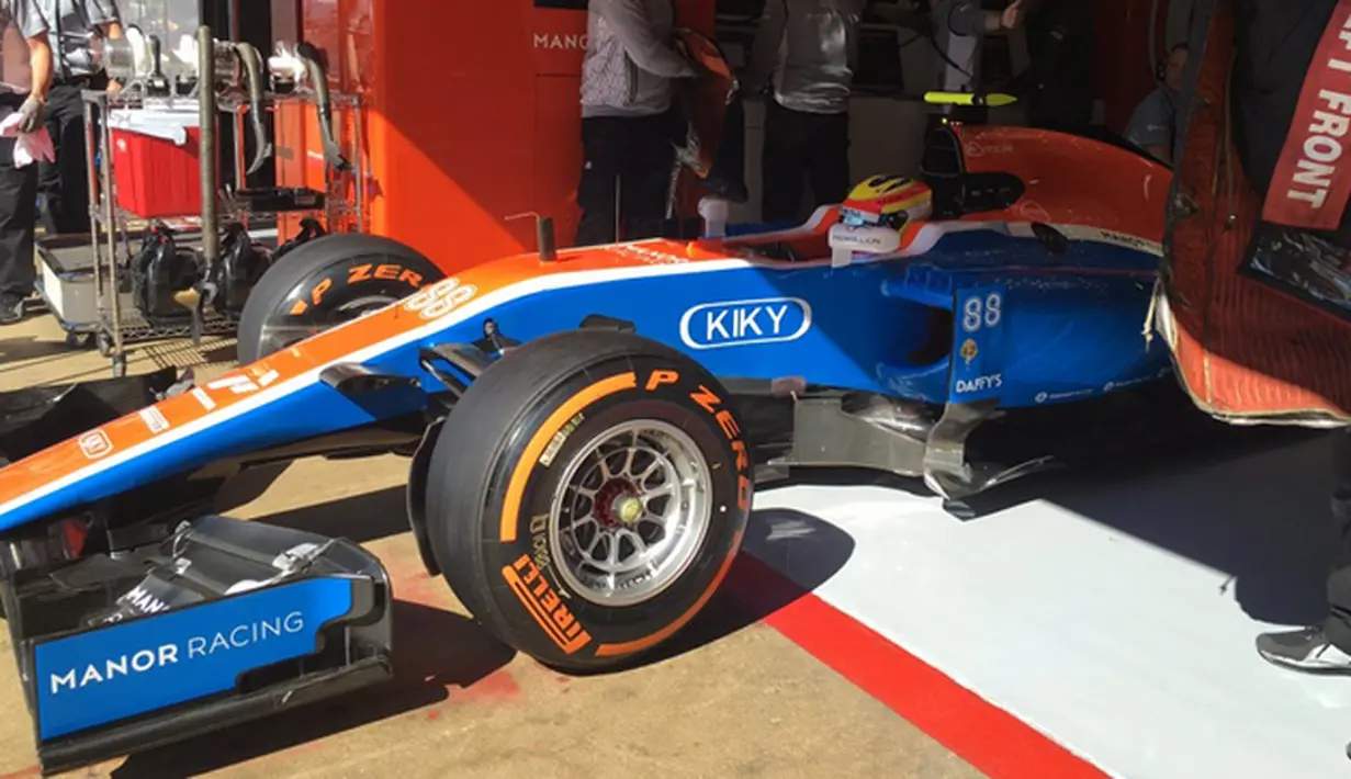 Pebalap Manor Racing asal Indonesia, Ro Haryanto, saat akan memulai latihan bebas pertama F1 GP Spanyol di Sirkuit Catalunya, Spanyol, Jumat (13/5/2016). (Bola.com/Twitter/Manorracing)