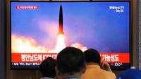 Orang-orang menonton TV yang menunjukkan peluncuran rudal Korea Utara di Stasiun Kereta Seoul, Korea Selatan, Selasa (10/9/2019). Ini merupakan peluncuran proyektil kedelapan Pyongyang sejak Kim Jong-un sepakat melanjutkan perundingan denuklirisasi dengan Donald Trump. (AP Photo/Ahn Young-joon)