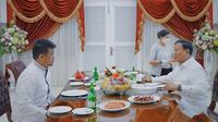 Prabowo dijamu Bobby dan disajikan berbagai menu makanan khas Kota Medan, termasuk makanan roti jala (Ist)