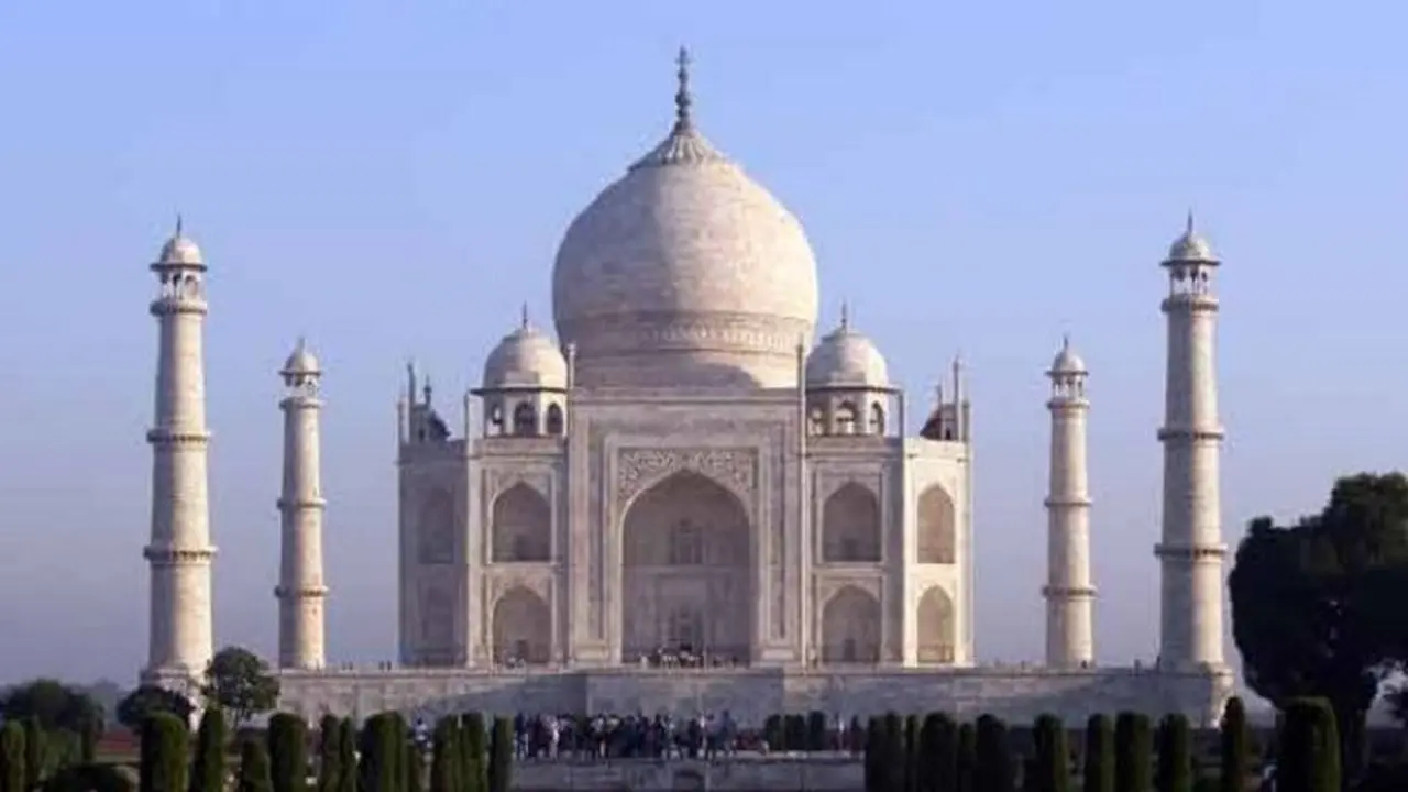 Taj Mahal dibangun oleh Shah Jahan untuk mengenang mendiang istrinya Mumtaz Mahal