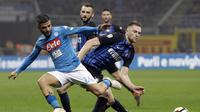 Pemain Napoli, Lorenzo Insigne, berebut bola dengan pemain Inter Milan, Milan Skriniar, pada pertandingan lanjutan Serie A, di Giuseppe Meazza, Senin (12/3/2018) dini hari WIB. (AP/Luca Bruno).