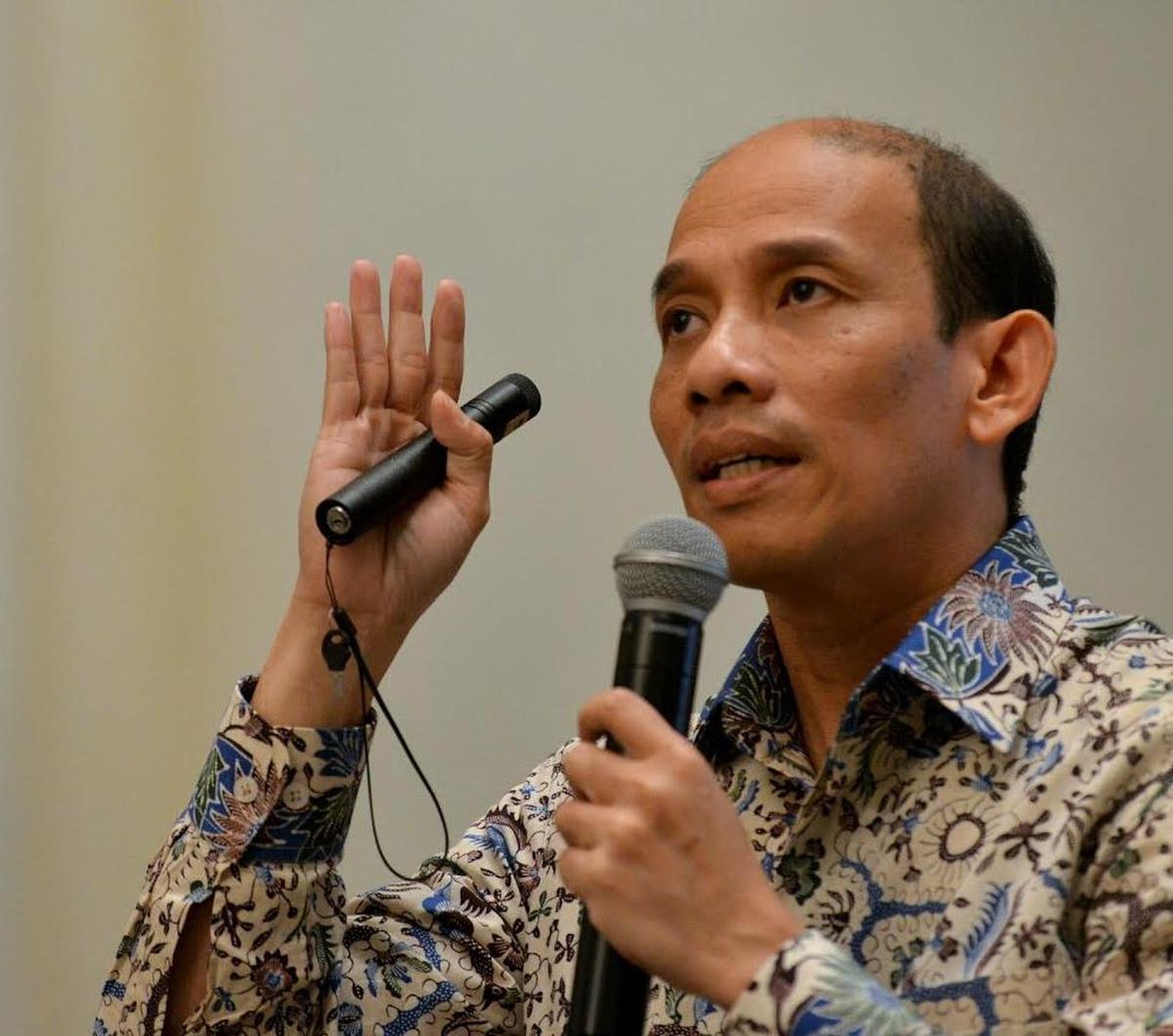 Mantan Menteri Energi dan Sumber Daya Mineral (ESDM), Arcandra Tahar menerbitkan buku berjudul ‘Public Interest in Energy Sector’. Buku ini membahas berbagai aspek energi baik nasional maupun global.
