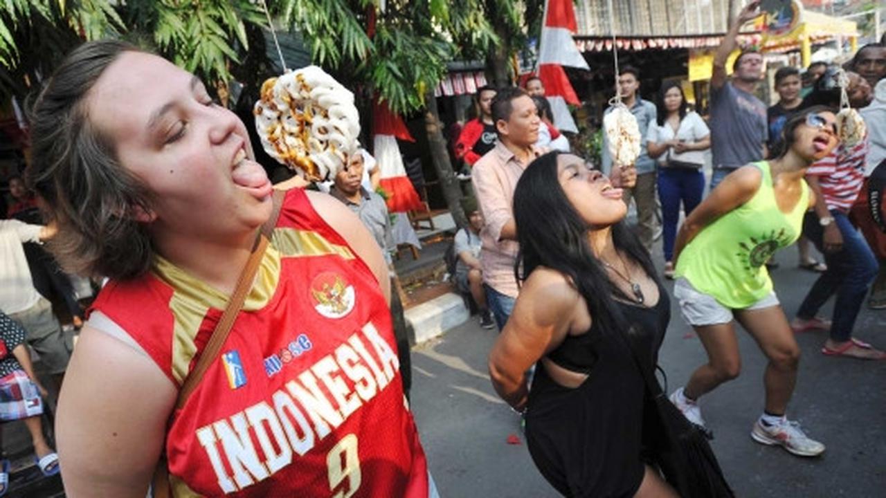 Lucunya para turis asing mengikuti lomba 17-an