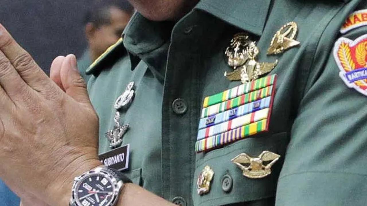 Lebih lanjut, Agus menjelaskan, jabatan Kasad harus diduduki oleh prajurit TNI berpangkat bintang tiga.<br>