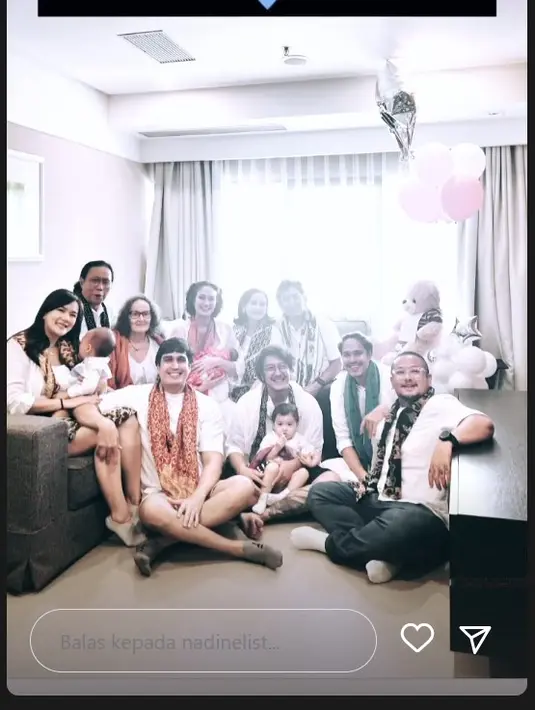 Nadine dan Dimas serta keluarga kompak mengenakan pakaian putih saat menyambut kehadiran Djala. Selain itu juga kompak mengalungkan batik di lehernya. "Selamat hari Batik Nasional dari kami," tulisnya dalam keterangan foto. [Instagram/nadinelist/dimsanggara]