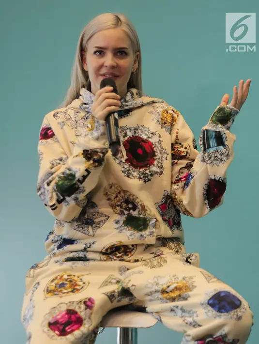 Anne Marie saat konferensi pers Spotify on Stage di Jakarta, Jumat (12/10). Wanita 27 tahun ini adalah seorang penyanyi dan penulis lagu berkebangsaan Inggris. (Liputan6.com/Faizal Fanani)