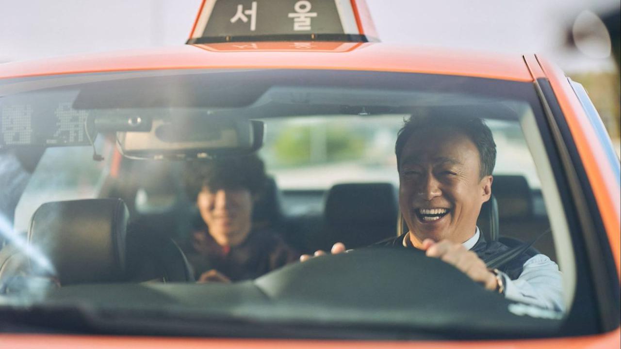 Dengan genre thriller yang mendebarkan, "A BLOODY LUCKY DAY" akan tayang pada November 2023.
