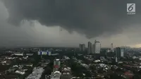Pemandangan saat awan mendung menyelimuti langit Jakarta, Kamis (1/2). BMKG juga meminta warga mengantisipasi potensi angin berkecepatan tinggi. (Liputan6.com/Immanuel Antonius)