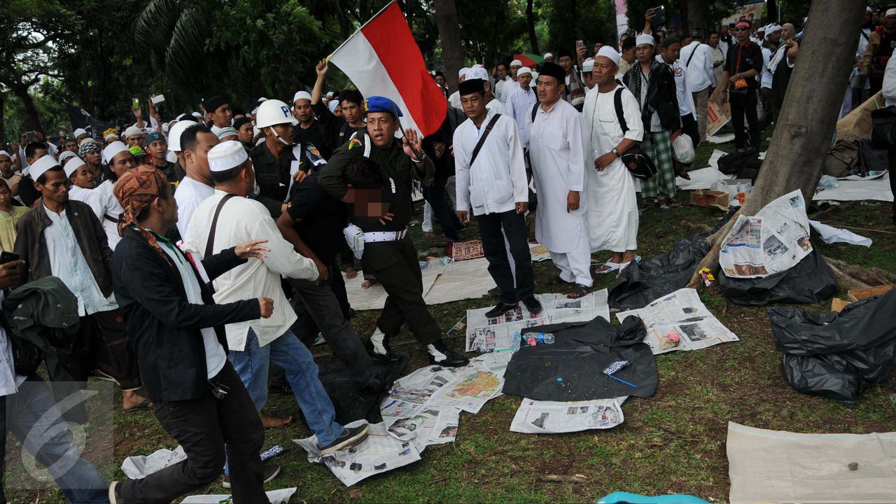 20161202-Seorang Pria Ditangkap Polisi Militer di Monas-Jakarta