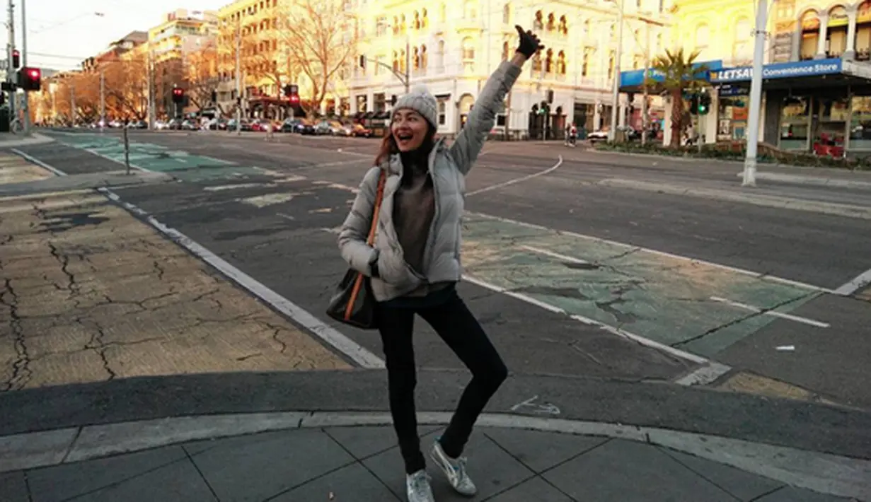 Netizen ramai-ramai angkat komentar. Bahkan, ada yang menganggap bahwa, dengan adanya foto itu, ia terkesan Dewi Rezer yang melakukan selingkuh. (Instagram/rezerdewi)