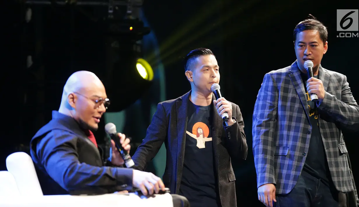 Komika Pandji Pragiwaksono (kanan) meroasting Deddy Corbuzier (kiri) saat tampil di Jakarta Internasional Comedy Festival (JICOMFEST) 2019 di JIExpo, Kemayoran, Jakarta, Sabtu (3/8/2019). JICOMFEST 2019 merupakan komedi festival pertama dan terbesar di Indonesia. (Bola.com/Peksi Cahyo Priambodo)
