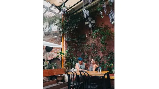 Momen keduanya saat bersantai bersama dengan mengobrol.