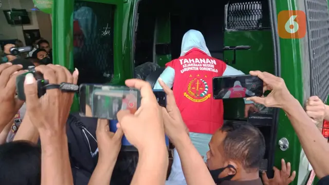 Tangis AWB pecah saat digiring oleh petugas dengan pengawalan bersenjata lengkap menuju mobil tahahan (Arfandi Ibrahim/Liputan6.com)