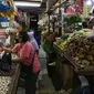Suasana jual beli di Pasar Tebet Timur, Jakarta, Jumat (11/6/2021). Sebelumnya, pemerintah berencana menjadikan bahan pokok sebagai objek pajak. (Liputan6.com/Faizal Fanani)