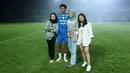Pemain Persib Bandung, Kakang Rudianto berfoto bersama dengan keluarganya saat merayakan kemenangan atas Madura United pada laga leg 1 final Championship Series BRI Liga 1 2023/2024 di Stadion Si Jalak Harupat, Bandung, Minggu (26/05/2024). (Bola.com/M Iqbal Ichsan)
