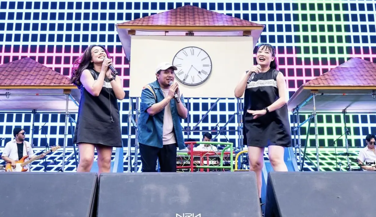 Keduanya bernyanyi dengan ceria dan memukau para pengunjung.  [Foto: Instagram/ Dea Ananda]