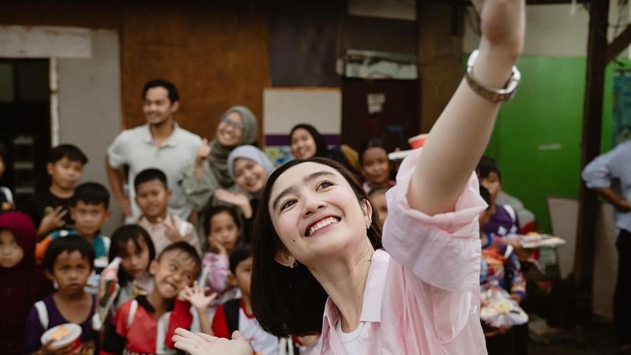 Dalam keterangan Instagram, Febby bahagia membagikan momen spesialnya, “Merayakan hari kelahiranku bareng adik-adik dari Rumah Belajar Ceria di Kampung pemulung Joglo,”