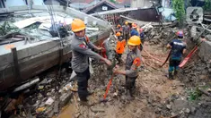 Tim SAR melakukan pencarian warga yang tertimbun longsor di Kampung Kebon Jahe, Kelurahan Kebon Kelapa, Kecamatan Bogor Tengah, Jawa Barat, Kamis (13/10/2022). Hingga jelang malam hari, Tim SAR mengalami kesulitan menemukan tiga warga yang hilang akibat lokasi longsor berada pada gang kecil sehingga pencarian dilakukan secara manual  ditambah kondisi cuaca hujan. (merdeka.com/Arie Basuki)